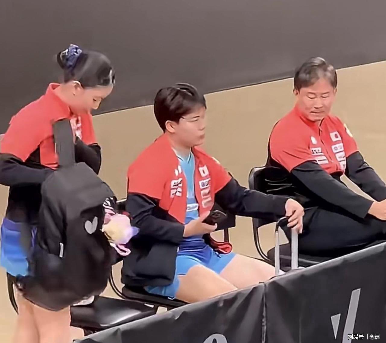张本美和心累!松岛辉空东张西望态度散漫 转头匆匆离开 中泽锐无奈